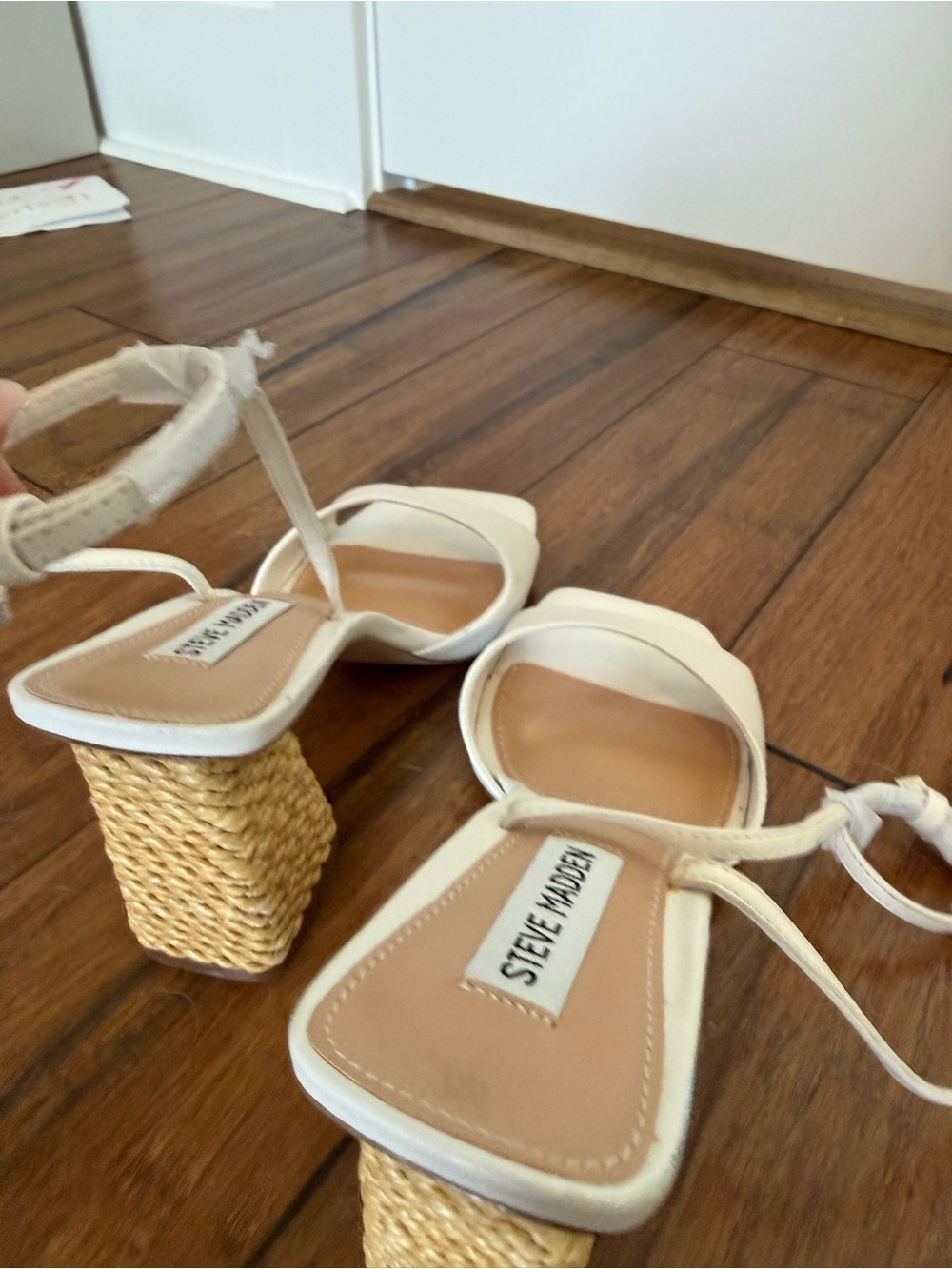 STEVE MADDEN
ROZLYN SANDAL WHITE LEATHER size 10 - Picture 8 of 14